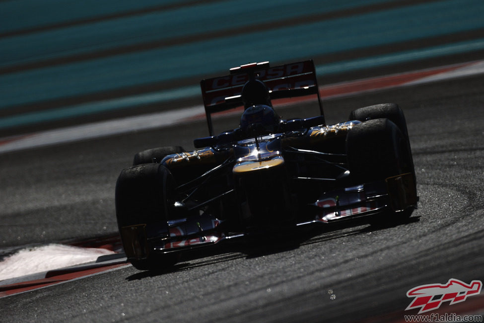 Daniel Ricciardo durante los entrenamientos del viernes en Abu Dabi