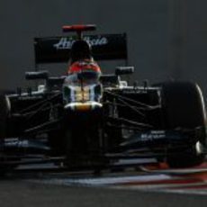 Heikki Kovalainen rueda en la noche de Abu Dabi