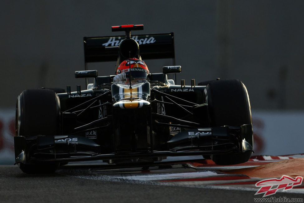 Heikki Kovalainen rueda en la noche de Abu Dabi