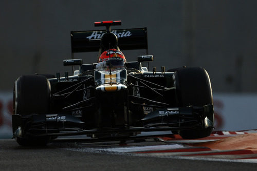 Heikki Kovalainen rueda en la noche de Abu Dabi