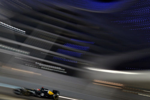 Vitaly Petrov exprime el CT01 en los Libres 2 del GP de Abu Dabi 2012