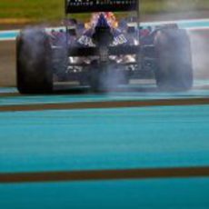 Mark Webber se pasa de frenada en Abu Dabi