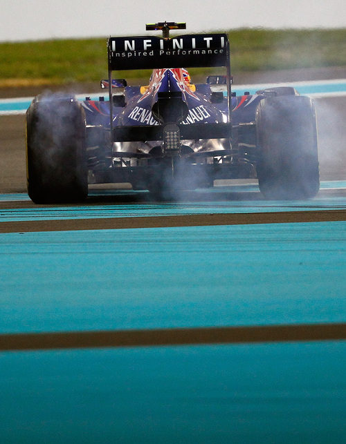 Mark Webber se pasa de frenada en Abu Dabi