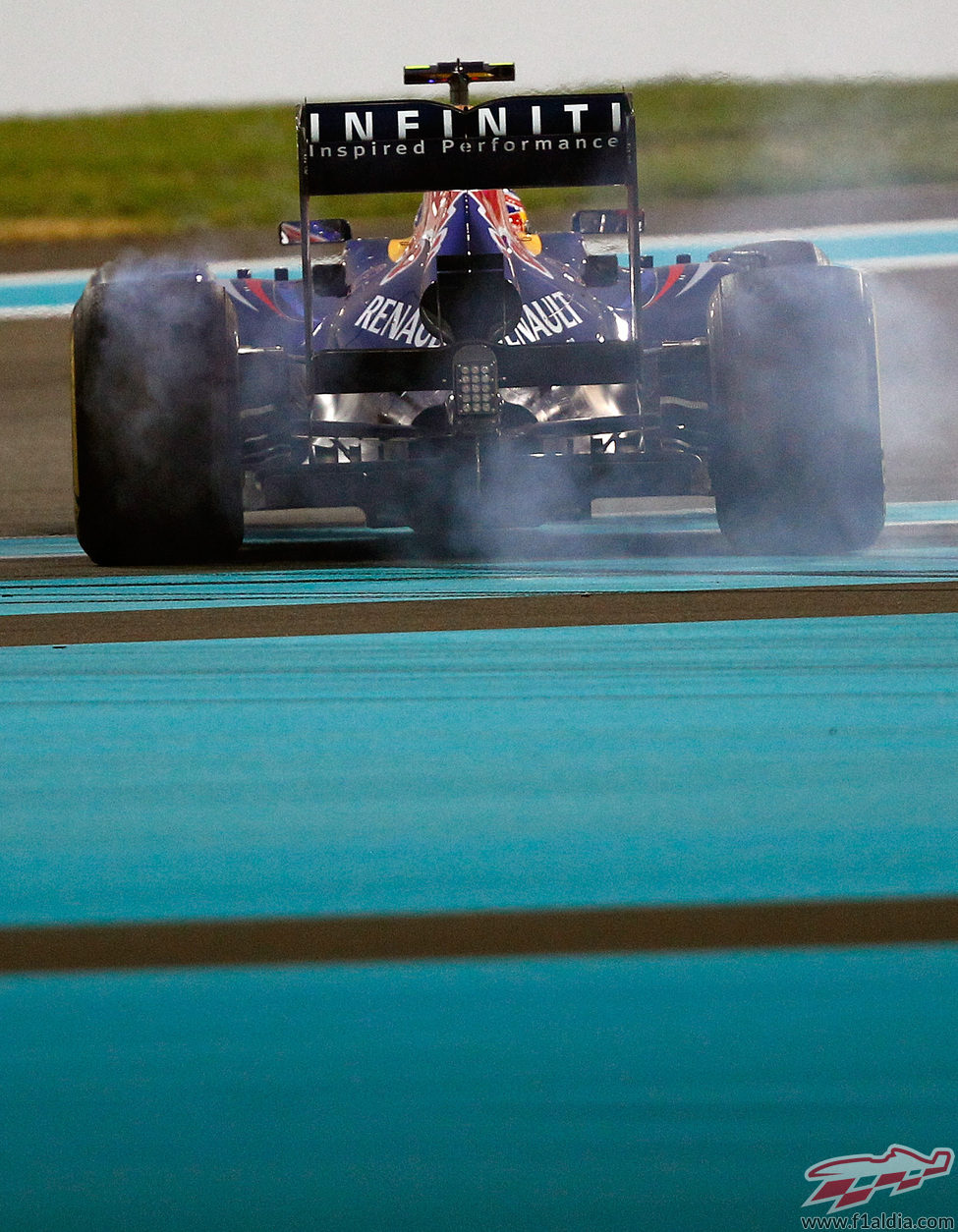 Mark Webber se pasa de frenada en Abu Dabi