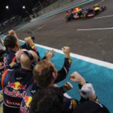 Sebastian Vettel cruza la línea de meta en Abu Dabi