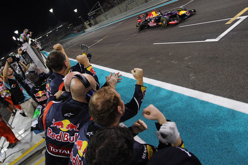 Sebastian Vettel cruza la línea de meta en Abu Dabi