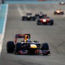 Sebastian Vettel remonta posiciones en Abu Dabi