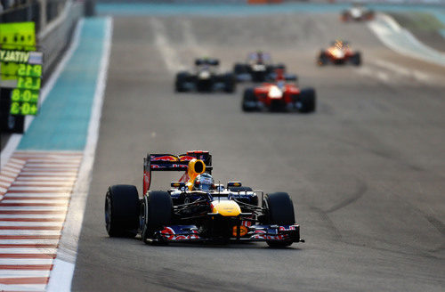 Sebastian Vettel remonta posiciones en Abu Dabi