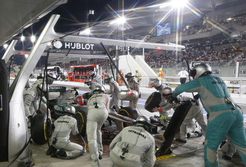 Michael Schumacher realiza su parada en Abu Dabi