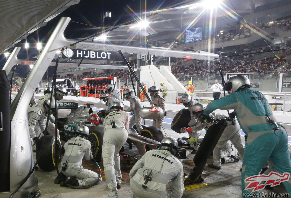 Michael Schumacher realiza su parada en Abu Dabi