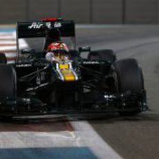 Heikki Kovalainen toma una recta en el circuito de Yas Marina