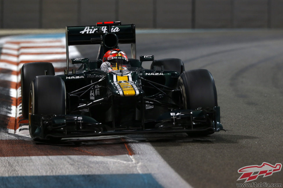 Heikki Kovalainen toma una recta en el circuito de Yas Marina