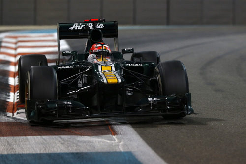 Heikki Kovalainen toma una recta en el circuito de Yas Marina