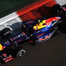 Mark Webber completa la clasificación bajo los focos de Yas Marina