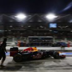 Sebastian Vettel regresa al garaje tras la Q1 en Abu Dabi