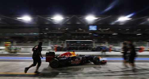 Sebastian Vettel regresa al garaje tras la Q1 en Abu Dabi