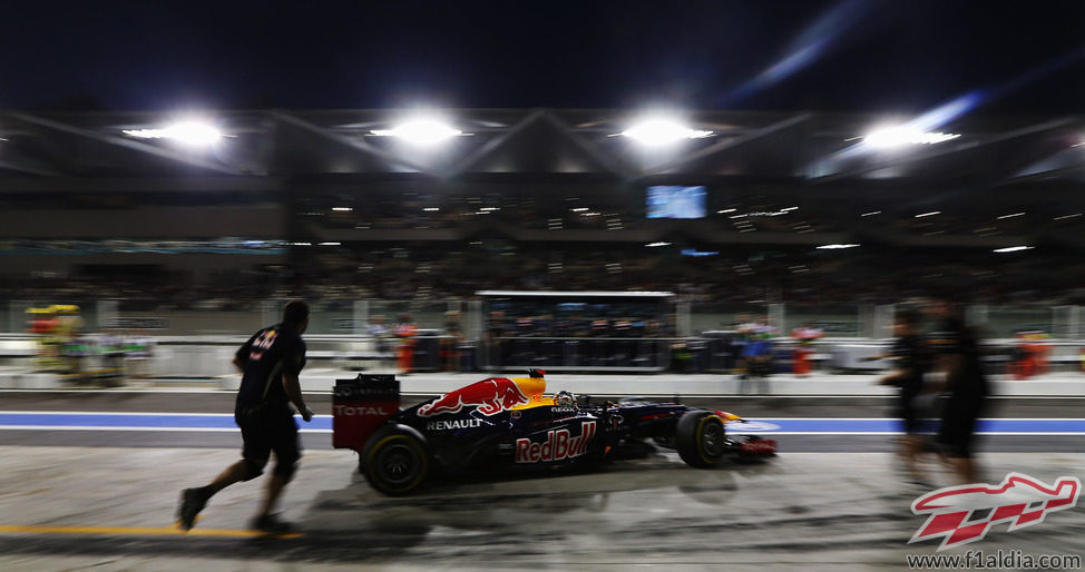 Sebastian Vettel regresa al garaje tras la Q1 en Abu Dabi