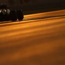 Kimi Räikkönen rueda en el atardecer de Abu Dabi