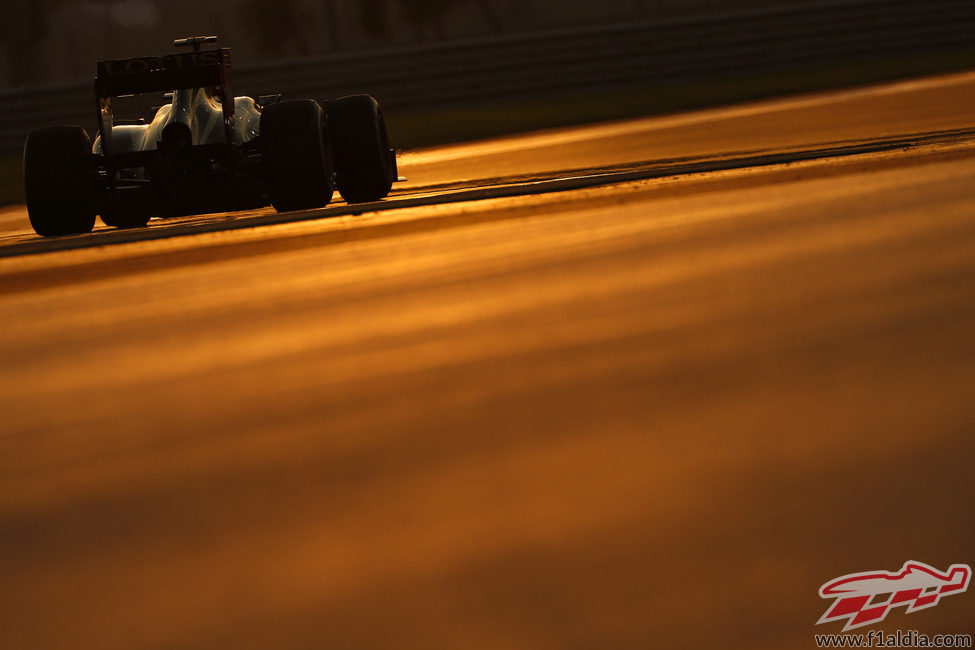 Kimi Räikkönen rueda en el atardecer de Abu Dabi