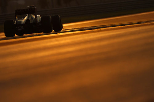 Kimi Räikkönen rueda en el atardecer de Abu Dabi