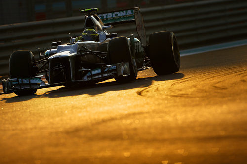 Nico Rosberg pilota el W03 en el atardecer de Abu Dabi