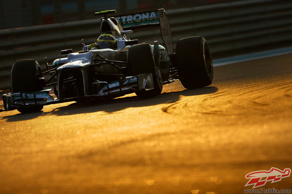 Nico Rosberg pilota el W03 en el atardecer de Abu Dabi