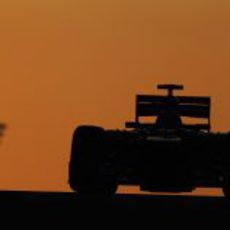 El STR7 de Daniel Ricciardo avanza en el atardecer asiático