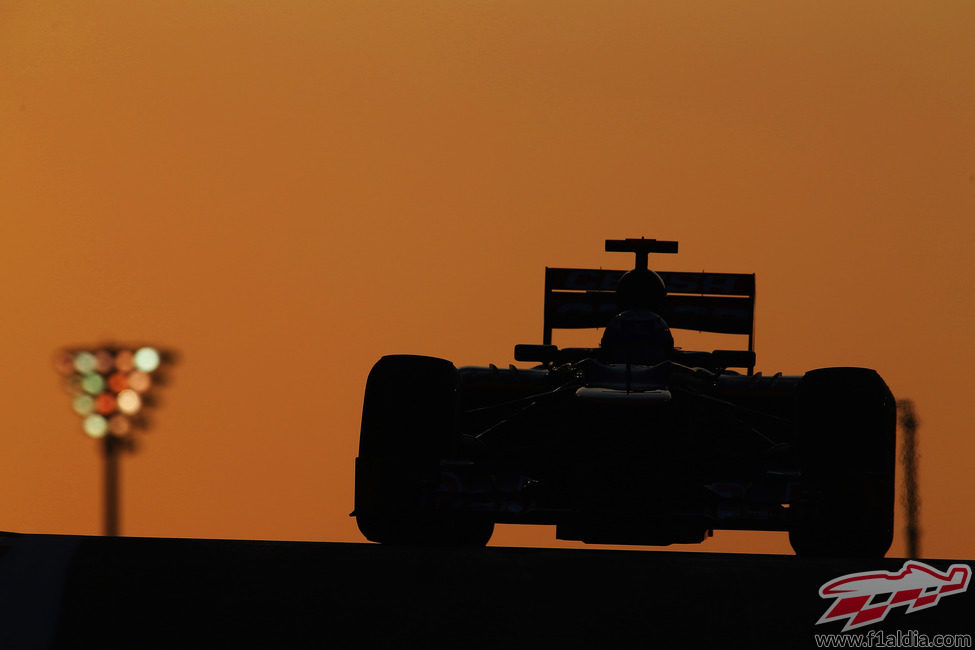 El STR7 de Daniel Ricciardo avanza en el atardecer asiático