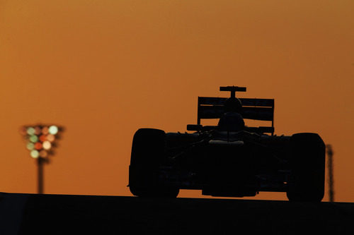 El STR7 de Daniel Ricciardo avanza en el atardecer asiático