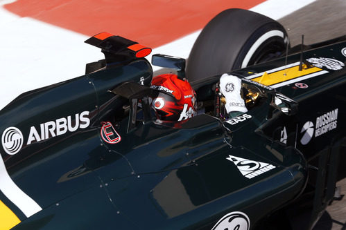 Plano de Heikki Kovalainen conduciendo el CT01