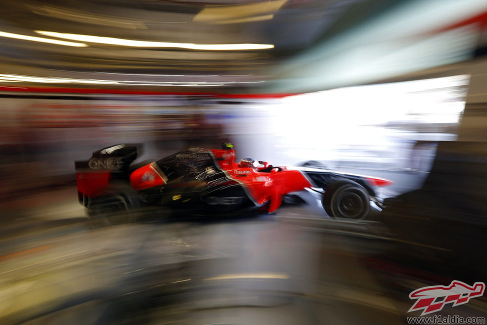 Charles Pic sale rápido del garaje de Marussia en Yas Marina