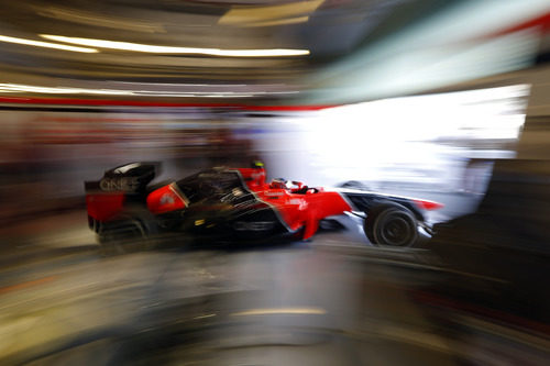 Charles Pic sale rápido del garaje de Marussia en Yas Marina