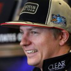 Kimi Räikkönen se rie en la rueda de prensa de la FIA