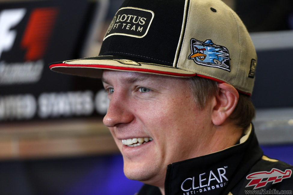 Kimi Räikkönen se rie en la rueda de prensa de la FIA