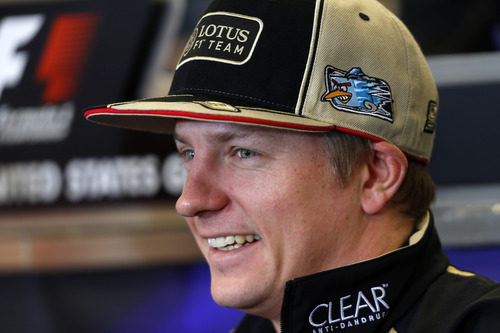 Kimi Räikkönen se rie en la rueda de prensa de la FIA