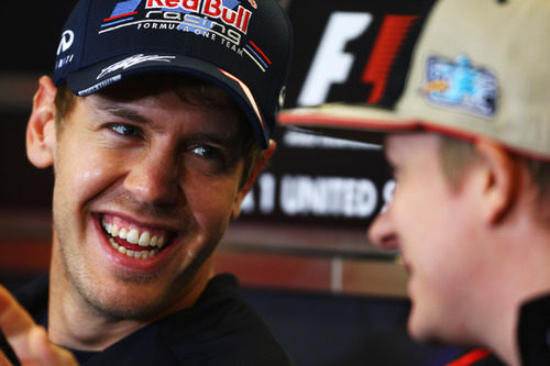 Sebastian Vettel sonríe a Kimi Räikkönen