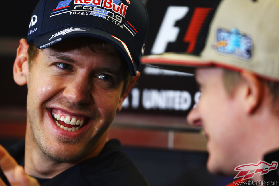 Sebastian Vettel sonríe a Kimi Räikkönen