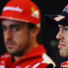 Fernando Alonso mira de reojo a Sebastian Vettel