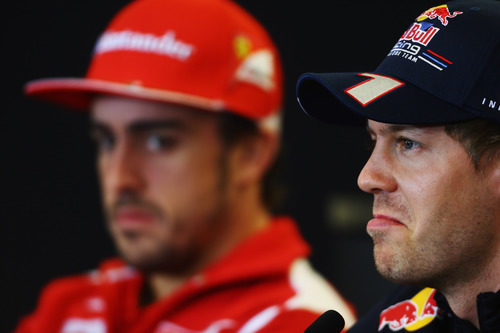 Fernando Alonso mira de reojo a Sebastian Vettel