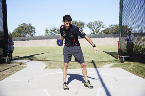 Mark Webber lanzando el disco