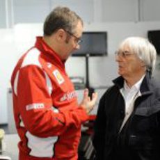 Stefano Domenicali charla con Bernie Ecclestone