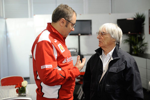 Stefano Domenicali charla con Bernie Ecclestone