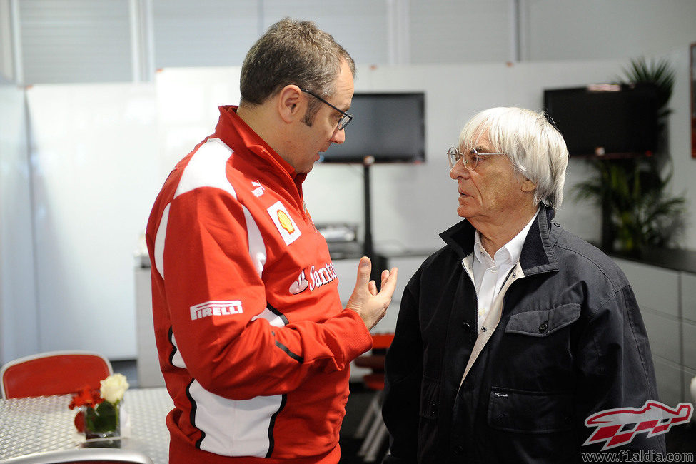 Stefano Domenicali charla con Bernie Ecclestone