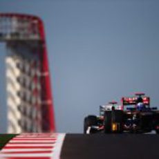 Daniel Ricciardo rueda delante de un HRT