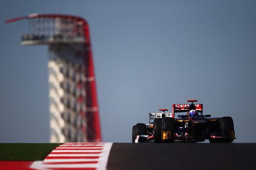 Daniel Ricciardo rueda delante de un HRT
