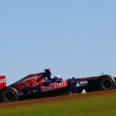 Daniel Ricciardo escalando la primera curva