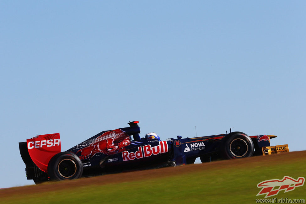 Daniel Ricciardo escalando la primera curva