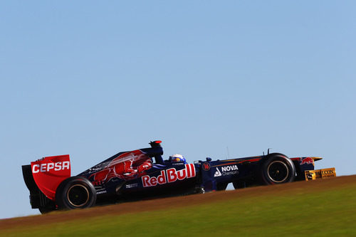 Daniel Ricciardo escalando la primera curva