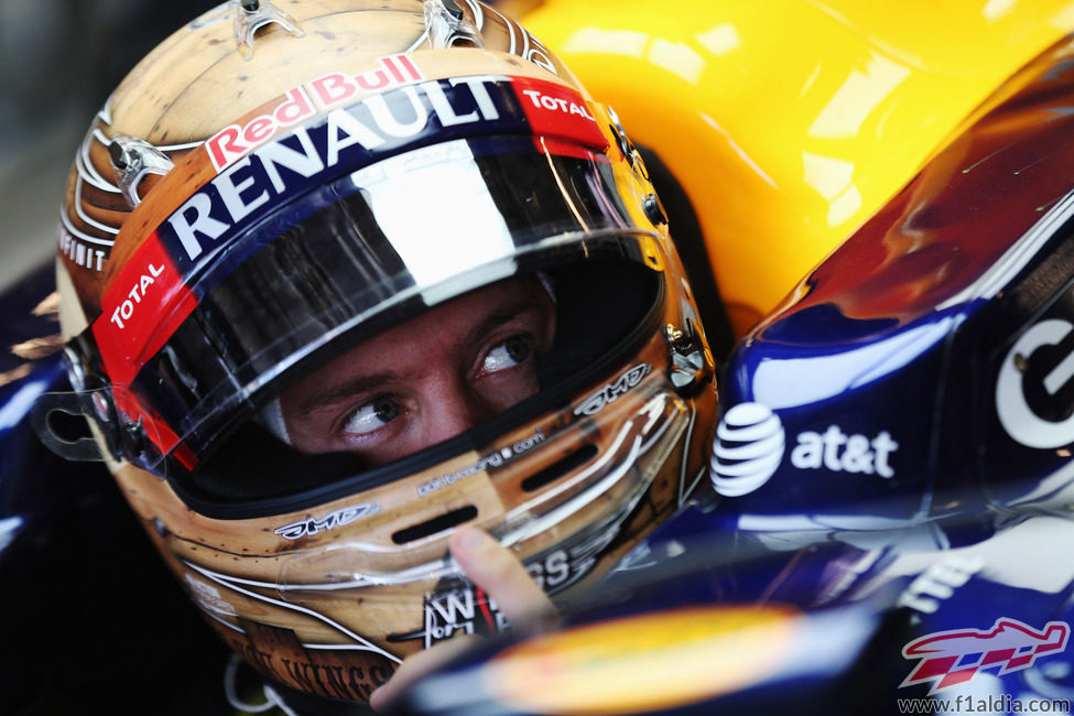 Sebastian Vettel en su box