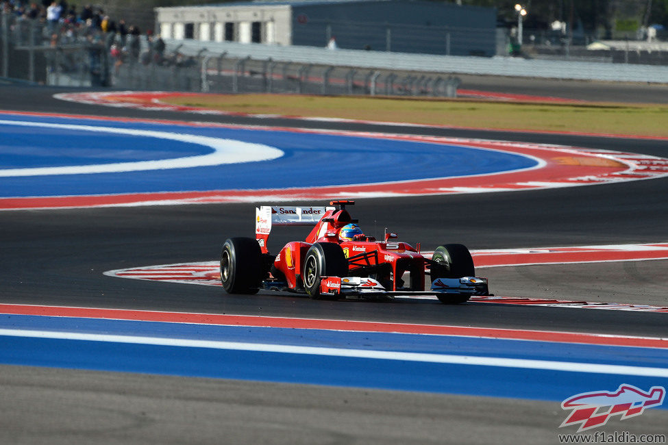 Fernando Alonso rueda en los entrenamientos libres